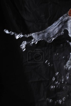 Foto de Salpicadura de agua con un fondo negro. - Imagen libre de derechos