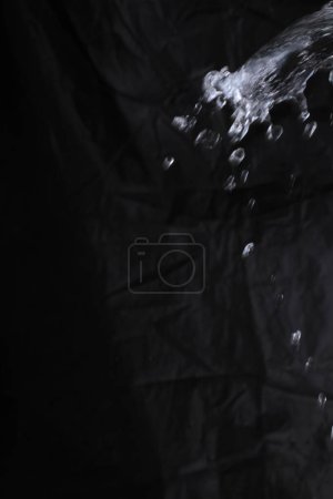 Foto de Salpicadura de agua sobre un fondo negro - Imagen libre de derechos
