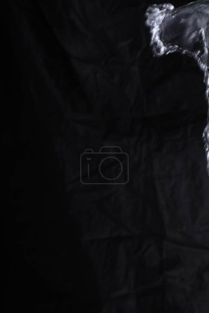 Téléchargez les photos : Fumée blanche sur fond noir - en image libre de droit