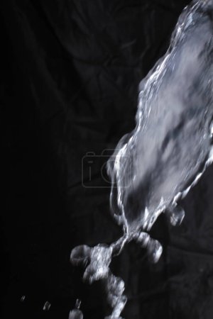 Téléchargez les photos : Éclaboussures d'eau sur noir - en image libre de droit