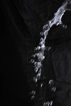 Téléchargez les photos : Goutte d'eau sur fond noir - en image libre de droit