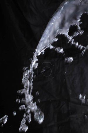 Téléchargez les photos : Fond noir goutte d'eau - en image libre de droit
