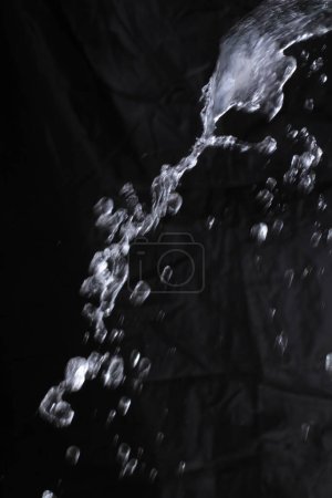 Téléchargez les photos : Éclaboussure d'eau sur le fond noir - en image libre de droit