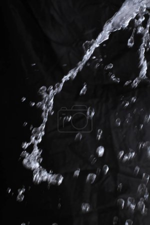 Foto de Salpicadura de agua sobre fondo negro - Imagen libre de derechos