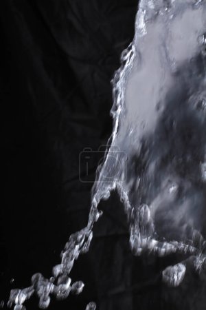 Téléchargez les photos : Goutte d'eau sur fond noir - en image libre de droit