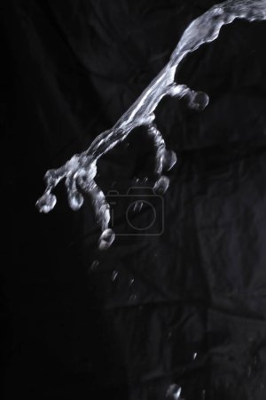 Foto de Salpicadura de agua sobre fondo negro - Imagen libre de derechos