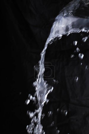 Téléchargez les photos : Éclaboussure d'eau avec bulles - en image libre de droit