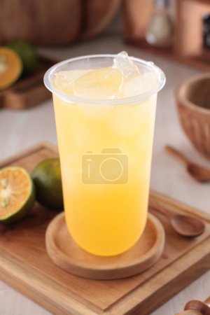Foto de Un vaso de jugo de mango y fruta fresca de mango con paja - Imagen libre de derechos