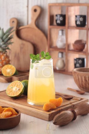 Téléchargez les photos : Jus d'orange frais avec glace et citron - en image libre de droit
