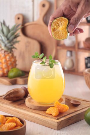 Téléchargez les photos : Jus d'ananas frais au citron et menthe sur une table - en image libre de droit