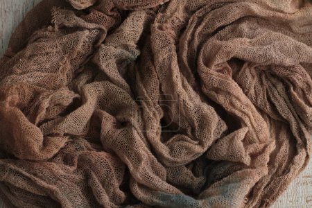 Téléchargez les photos : Gros plan d'une pile de vêtements bruns secs - en image libre de droit