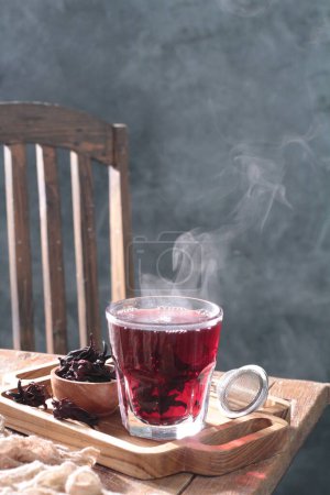 Foto de Taza de té con una cuchara y un vaso de jugo rojo - Imagen libre de derechos