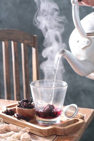 Foto de Taza de té y una tetera sobre una mesa de madera - Imagen libre de derechos