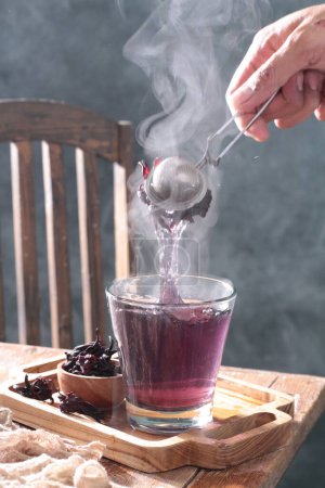 Foto de Primer plano - hasta de una taza de té con una tetera - Imagen libre de derechos