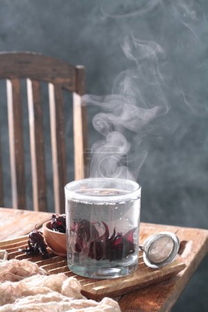Foto de Taza de café en una mesa de madera y un vaso de leche - Imagen libre de derechos