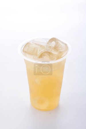 Foto de Té chino o té chino es una bebida de té en la taza en el fondo. - Imagen libre de derechos