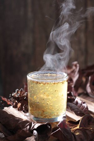 Téléchargez les photos : Tasse de thé à la cannelle sur un fond en bois - en image libre de droit