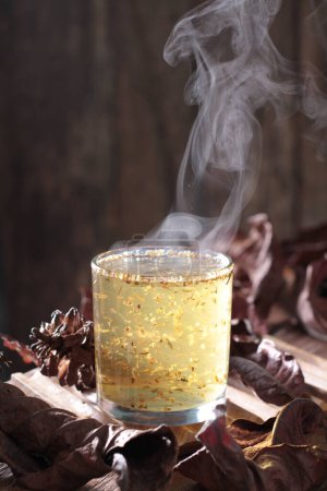 Foto de Vaso de whisky con hielo y limón sobre una mesa de madera - Imagen libre de derechos