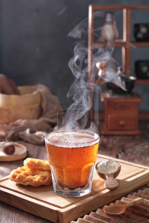 Téléchargez les photos : Thé chaud sur la table à l'automne - en image libre de droit
