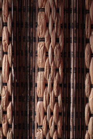 Foto de Palos de bambú en el fondo de la cesta de mimbre - Imagen libre de derechos
