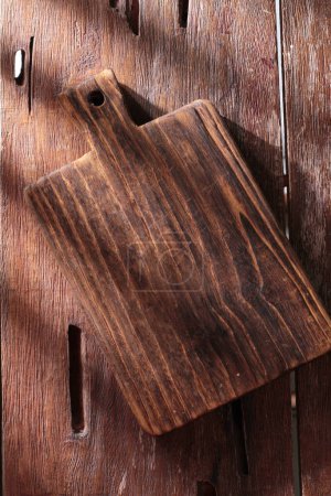 Foto de Tablero de madera vacío y tabla de cortar - Imagen libre de derechos