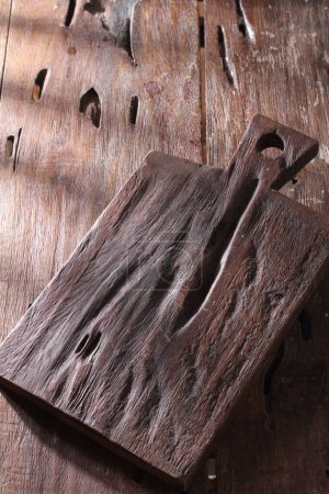 Foto de Tabla de cortar madera vieja con cuchillo - Imagen libre de derechos