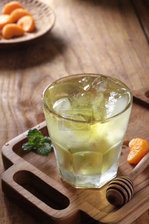 Téléchargez les photos : Cocktail frais avec glaçons - en image libre de droit