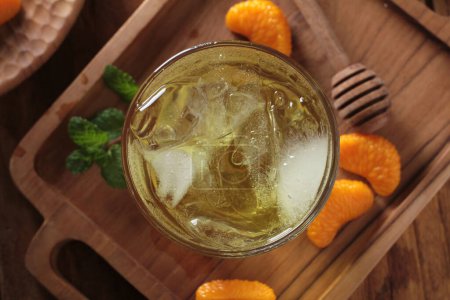 Foto de Vaso de whisky frío con naranja en la mesa - Imagen libre de derechos