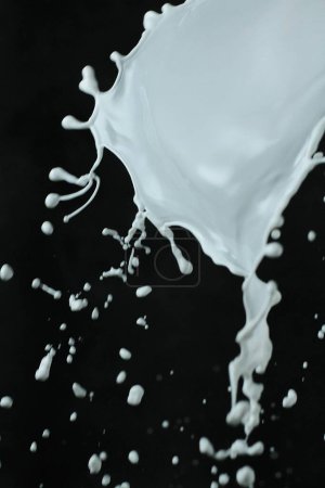 Foto de Salpicadura de leche sobre fondo negro - Imagen libre de derechos