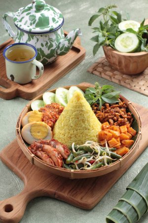 Foto de Comida indonesia, arroz frito, fideos fritos, servidos con verduras - Imagen libre de derechos