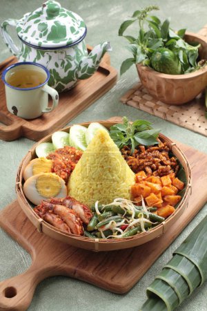 Foto de Comida tailandesa arroz frito con pollo, verduras y especias. - Imagen libre de derechos