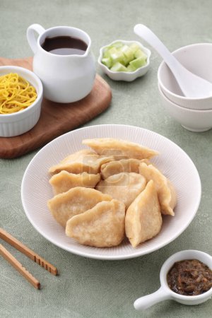 Téléchargez les photos : Nourriture asiatique gyoza, sauce soja et boulettes - en image libre de droit