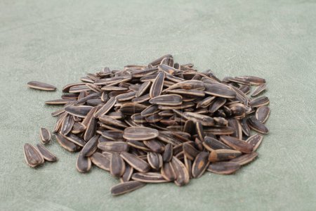 Foto de Pila de semillas de girasol en un tazón de madera. foto de alta calidad - Imagen libre de derechos