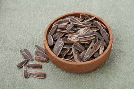 Foto de Tazón con semillas de lino y cuchara de madera sobre mesa gris claro, vista superior - Imagen libre de derechos
