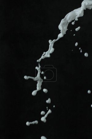Téléchargez les photos : Des éclaboussures d'eau sur fond noir - en image libre de droit