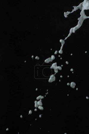 Téléchargez les photos : Éclaboussure d'eau sur fond noir - en image libre de droit