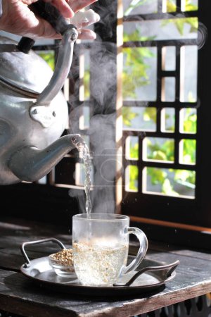 Foto de Té de semilla de cilantro caliente en la mesa - Imagen libre de derechos