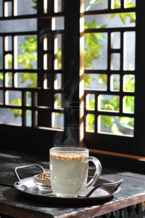 Téléchargez les photos : Thé chaud aux graines de coriandre sur la table - en image libre de droit