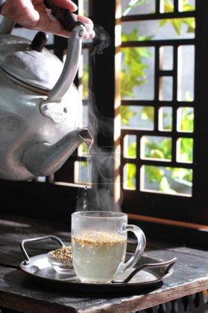 Téléchargez les photos : Thé chaud aux graines de coriandre sur la table - en image libre de droit