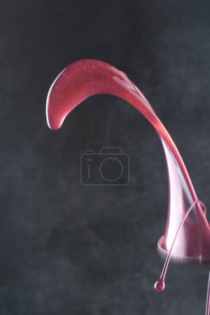Téléchargez les photos : Un verre de vin rouge - en image libre de droit