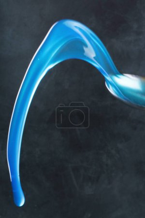 Téléchargez les photos : Liquide bleu dans l'eau - en image libre de droit