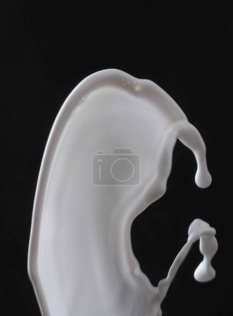 Téléchargez les photos : Crème de couleur blanche avec un fond noir - en image libre de droit