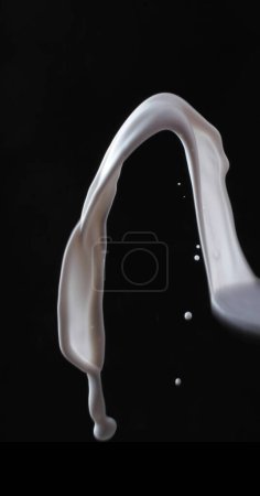 Téléchargez les photos : Éclaboussure blanche avec du lait sur fond noir - en image libre de droit