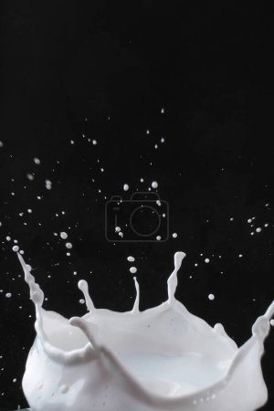 Foto de Salpicadura de leche sobre el fondo negro - Imagen libre de derechos