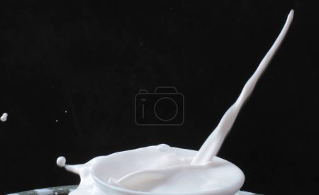 Téléchargez les photos : Éclaboussure de lait dans un verre. éclaboussure de lait dans un verre - en image libre de droit