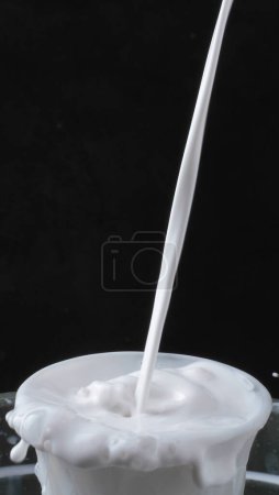Téléchargez les photos : Verser le lait de la cruche dans un verre - en image libre de droit