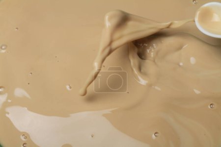 Téléchargez les photos : Éclaboussure de lait dans la piscine de lait - en image libre de droit