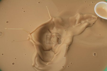 Téléchargez les photos : Éclaboussure de lait dans la piscine de lait - en image libre de droit