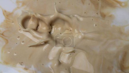 Foto de Chocolate Salpicadura de leche en la piscina de leche - Imagen libre de derechos