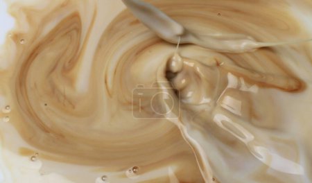Téléchargez les photos : Chocolat éclaboussure de lait dans la piscine de lait - en image libre de droit